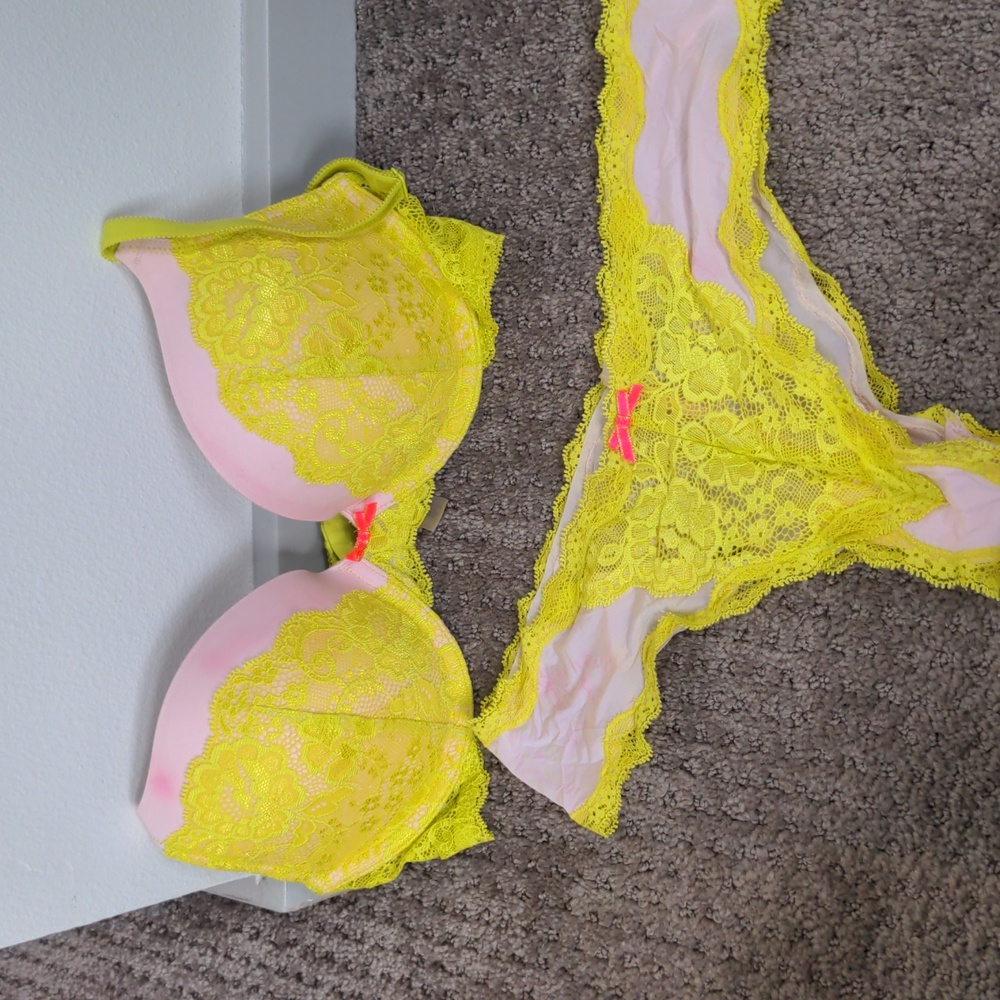 NWOT Victoria's Secret Dream Angels Push-up Bra and Panty Set Size 34C and S